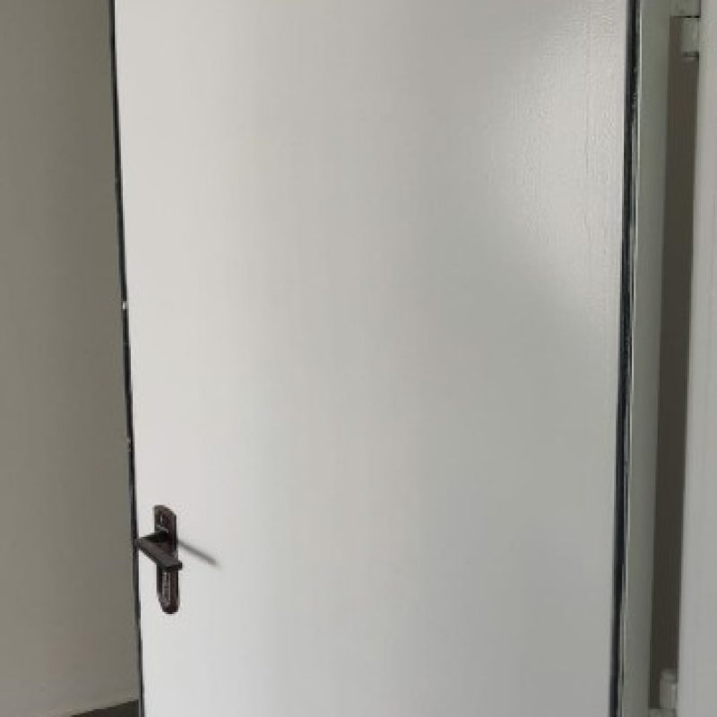 דלת הדף מוסדית